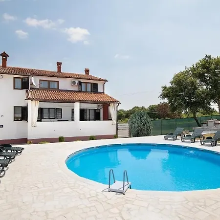 In Sajini Mit Grill, Gemeinsamem Pool Und Garten Lejlighed *