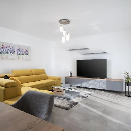 In Sajini Mit Grill, Gemeinsamem Pool Und Garten Apartament *