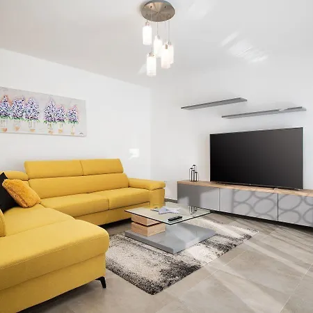 Apartment In Sajini Mit Grill, Gemeinsamem Pool Und Garten *