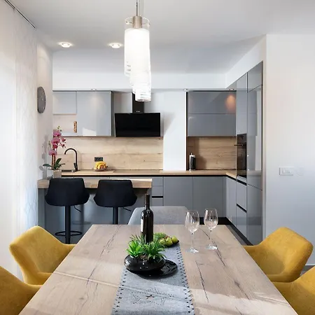 Apartament In Sajini Mit Grill, Gemeinsamem Pool Und Garten