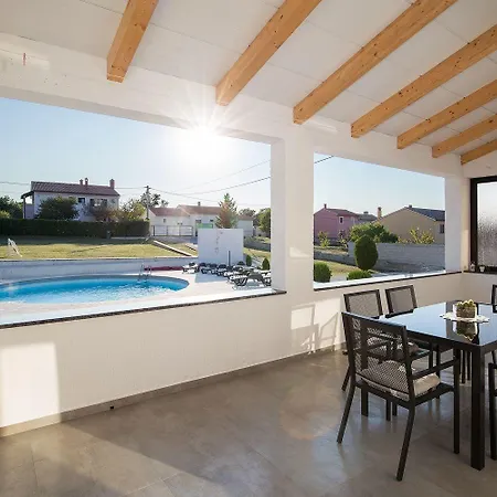 In Sajini Mit Grill, Gemeinsamem Pool Und Garten Apartment Barban