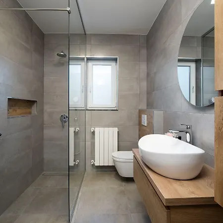 Apartment In Sajini Mit Grill, Gemeinsamem Pool Und Garten *