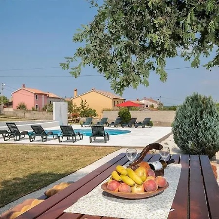 In Sajini Mit Grill, Gemeinsamem Pool Und Garten Apartment Barban