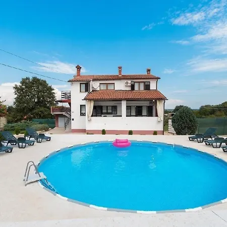 In Sajini Mit Grill, Gemeinsamem Pool Und Garten