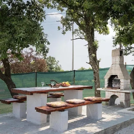 In Sajini Mit Grill, Gemeinsamem Pool Und Garten Apartament *